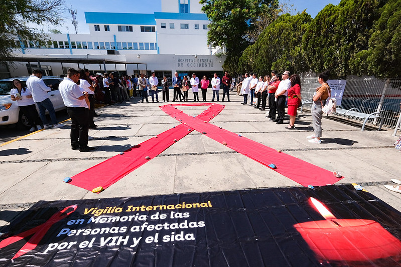 Con una gran lazada roja se conmemoró la Vigilia Internacional del VIH. (Cortesía)