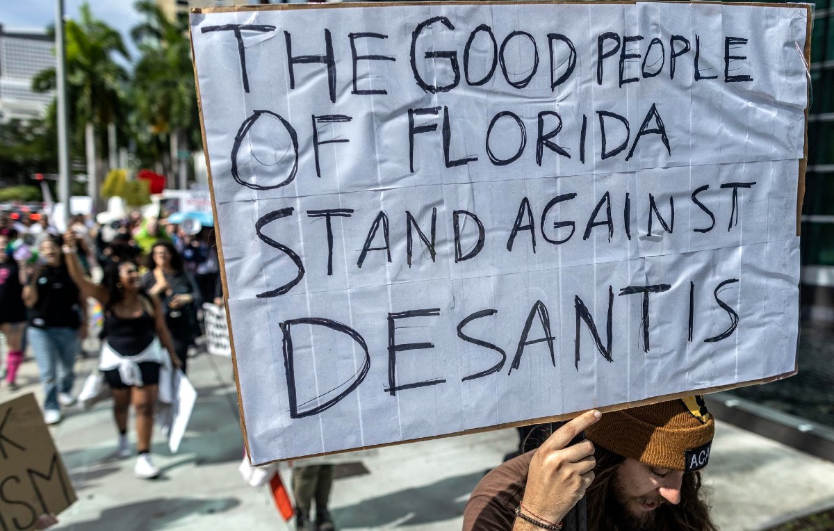 Manifestación contra el gobernador Ron DeSantis (EFE)