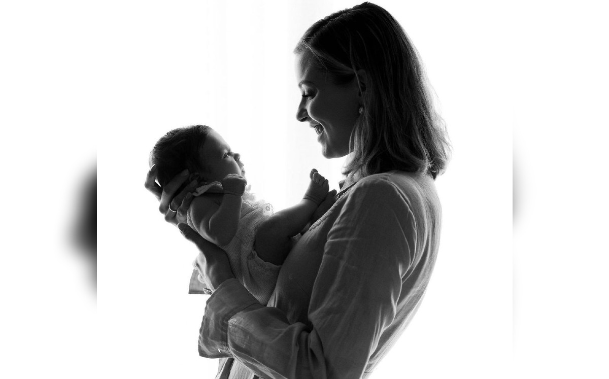Mariana Rodríguez, titular de la oficina Amar a Nuevo León en una sesión con su pequeña hija Mariel / Especial