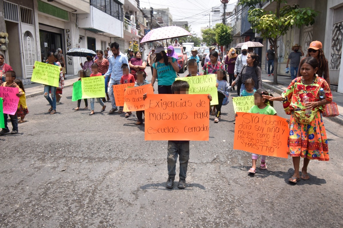 Los niños estuvieron acompañados por padres de familia y autoridades de la localidad.