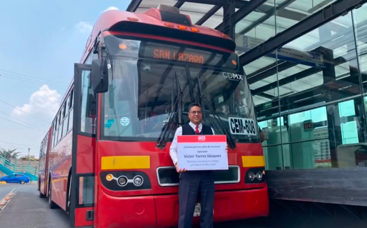 Operador de Metrobús realiza último viaje antes de jubilarse. (@MetrobusCDMX)
