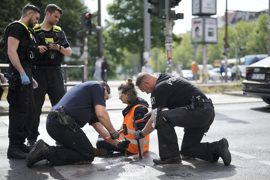 Policías alemanes utilizan martillos y cinceles para desalojar a un activista | AP