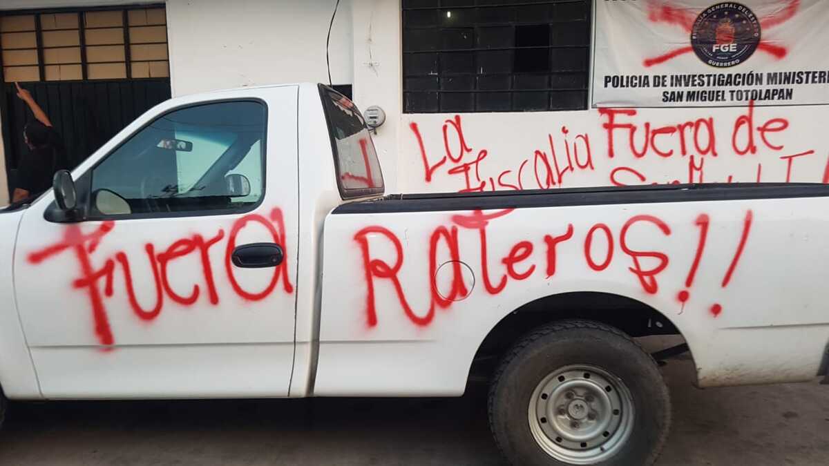 Se realizaron pintas durante la manifestación en la Fiscalía de Guerrero. | Especial
