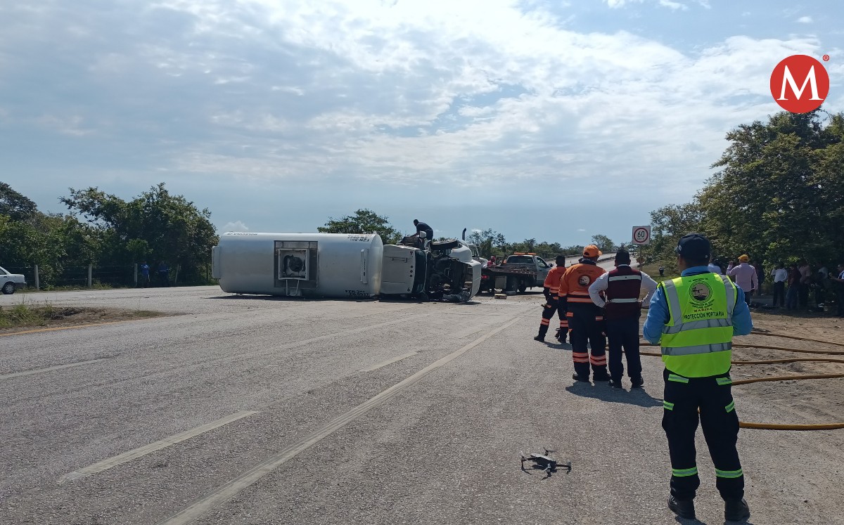 Tráiler vuelca sobre el Corredor Urbano en Altamira