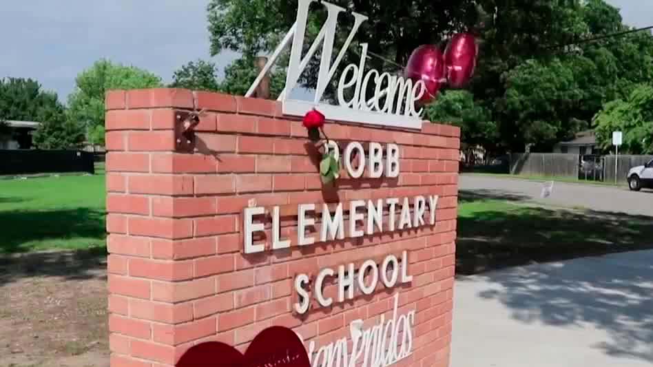 Uvalde conmemora primer aniversario del tiroteo que mató a 19 niños