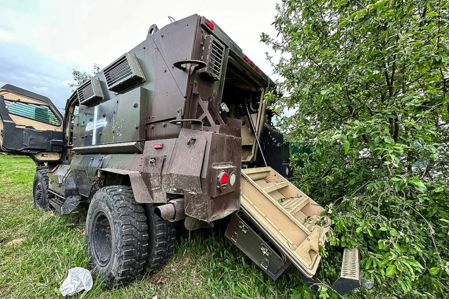 Vehículo militar blindado dañado, visto tras combates en al región rusa de Belgorod | AP