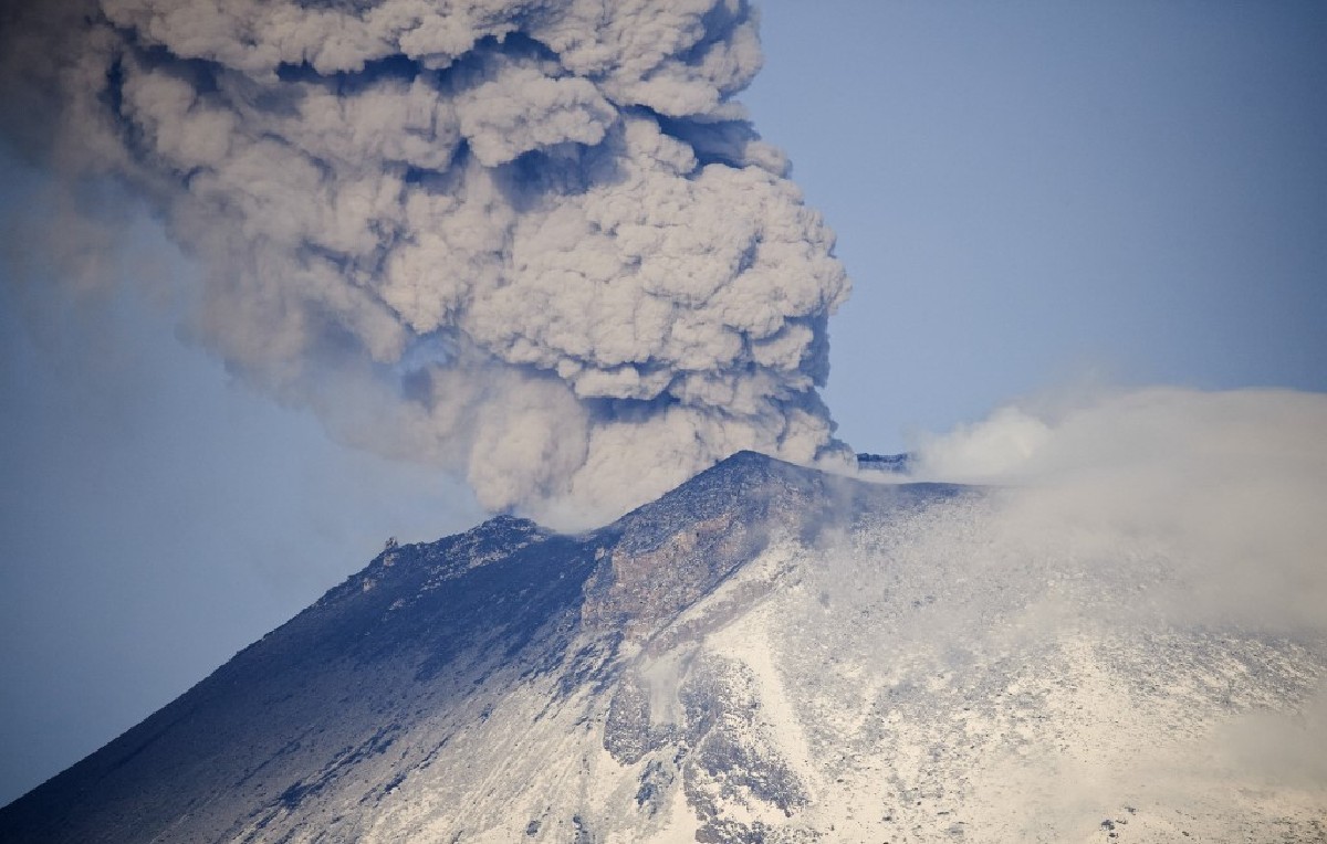 Vista de una exhalación del Popocatépetl (AFP)