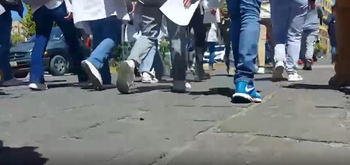 Alumnos de la UAZ realizan manifestación por suicidio de compañero.