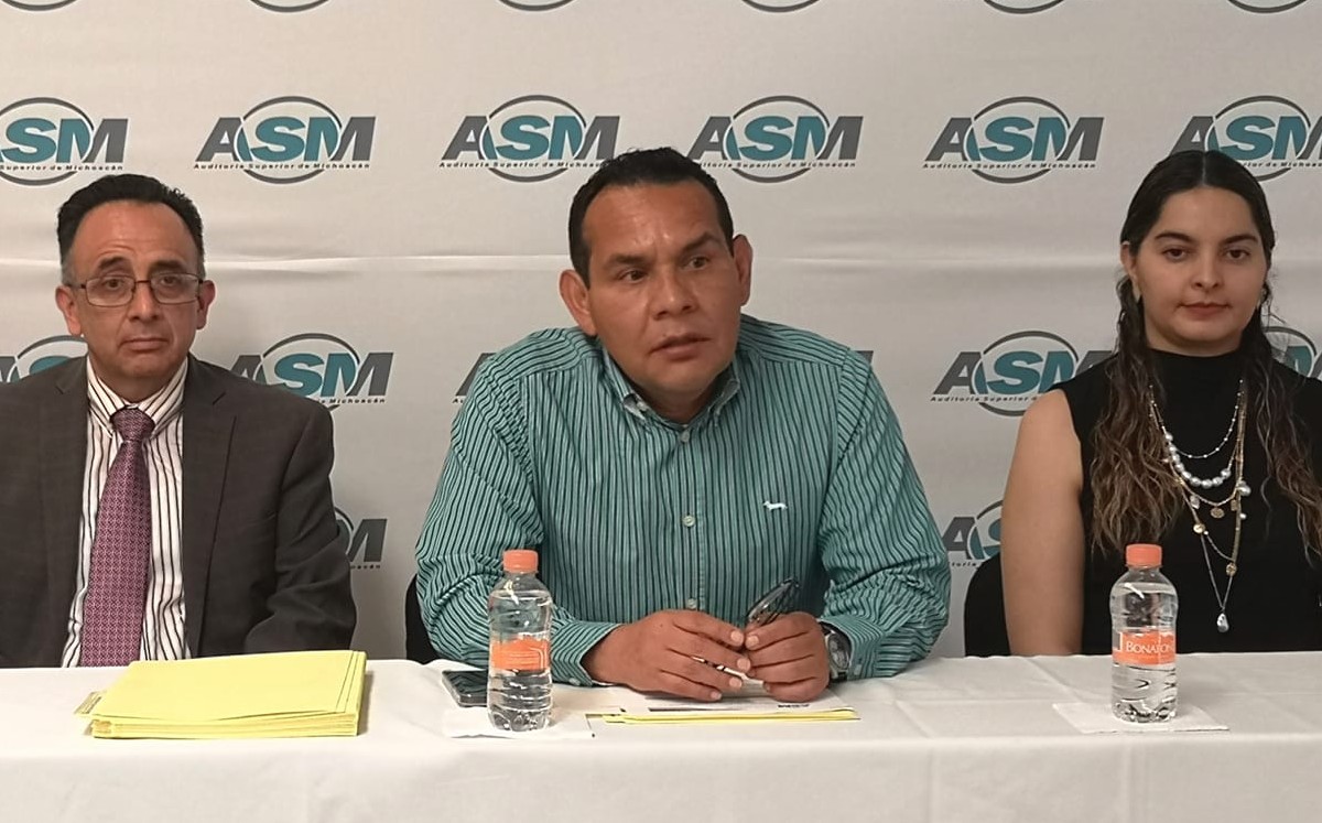 El auditor superior de Michoacán, Miguel Ángel Aguirre Abellaneda (centro). (Facebook)