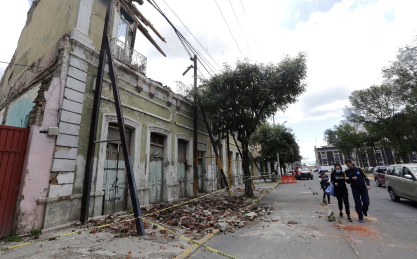 Edificio antiguo sobre una calle transitada que obliga los peatones a caminar sobre carriles para automóviles (Iván Carmona)
