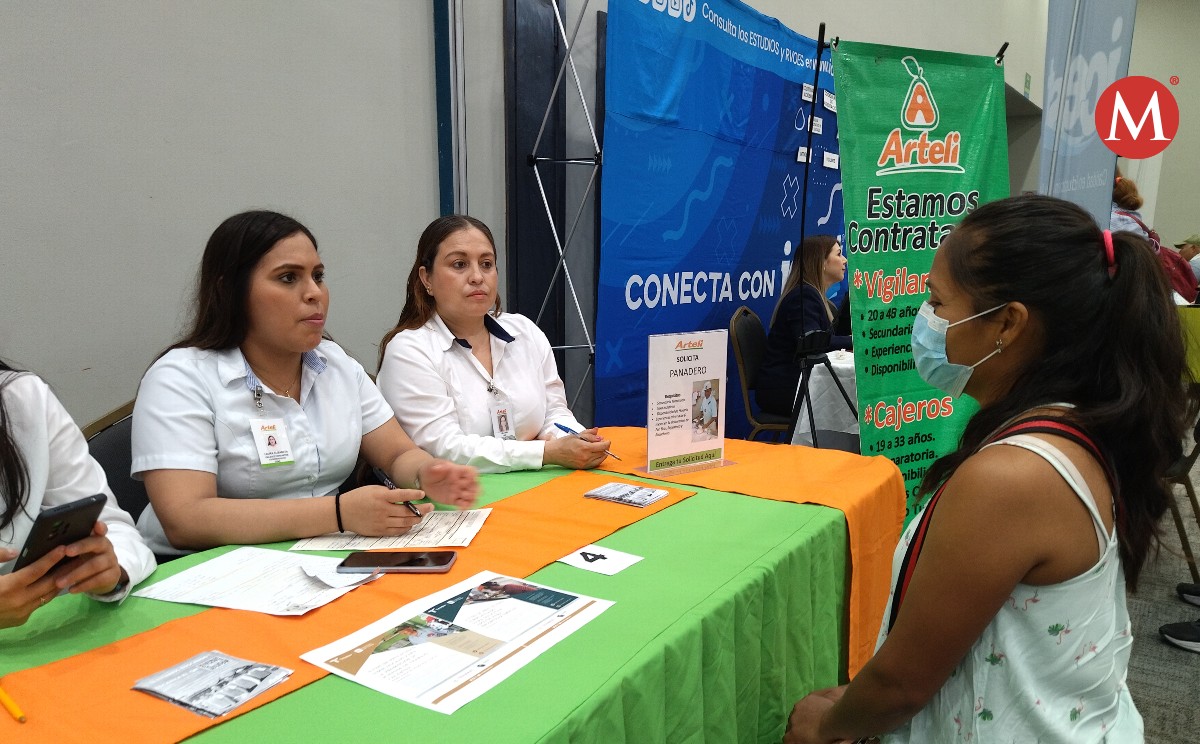 En Tampico, buscadores de trabajo acuden a ferias del empleo para conocer opciones.