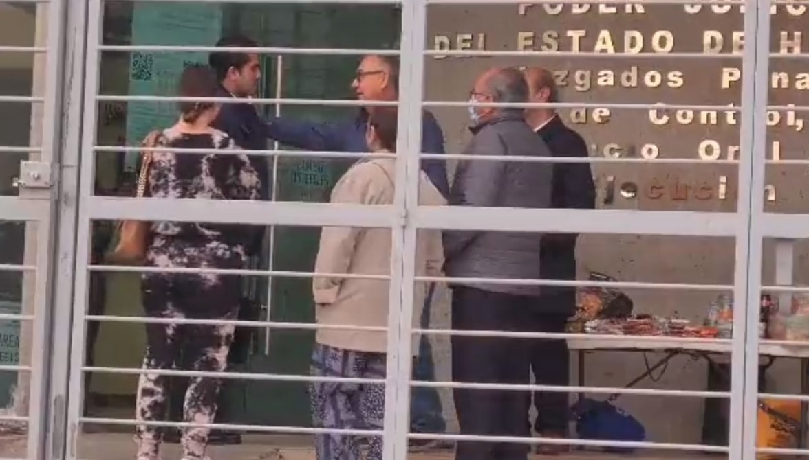 Familiares de la ex presidenta municipal de Pachuca en la sede de los juzgados. (Especial)