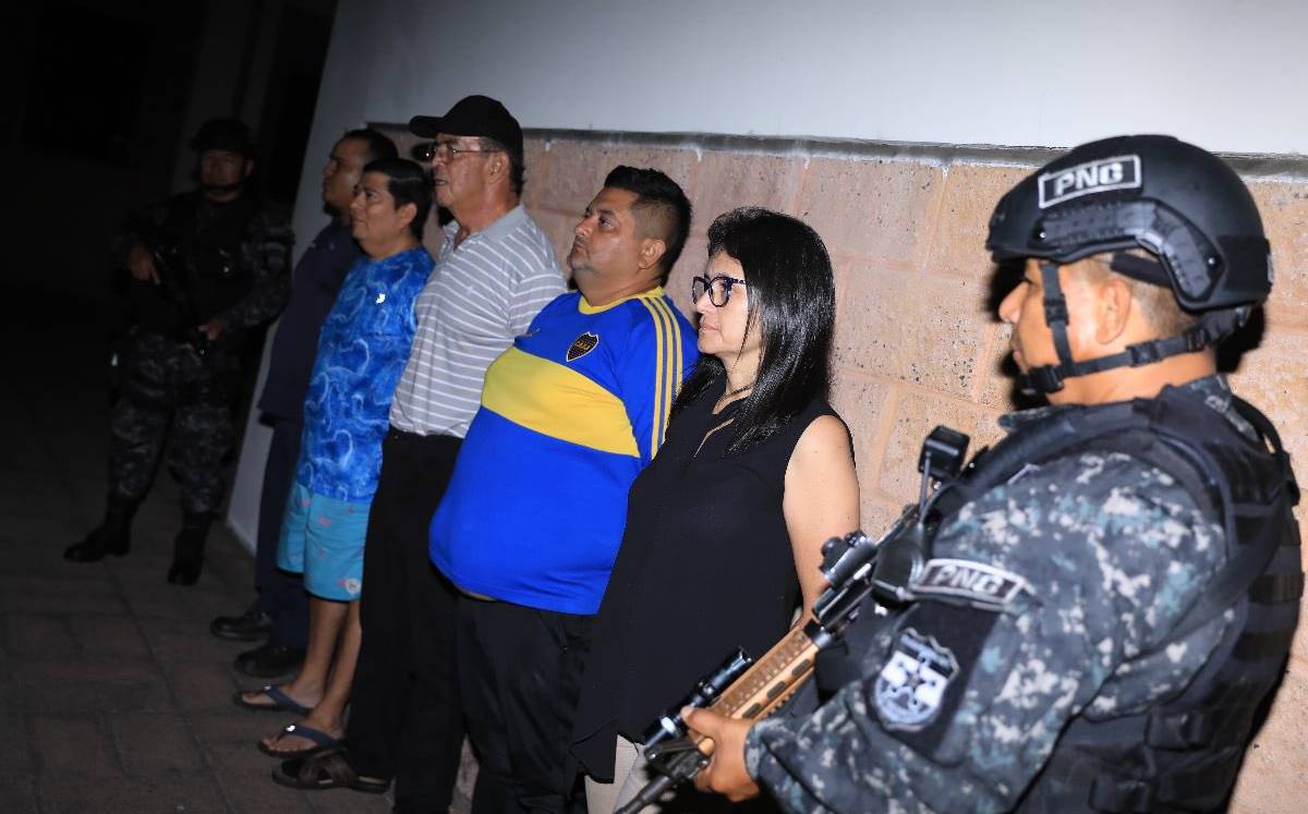 La Fiscalía de El Salvador informó sobre las detenciones en Twitter. Foto: (FGR_SV).