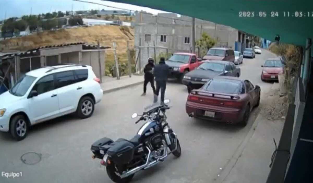 El hombre golpeo al oficial con el radio que portaba. | Especial