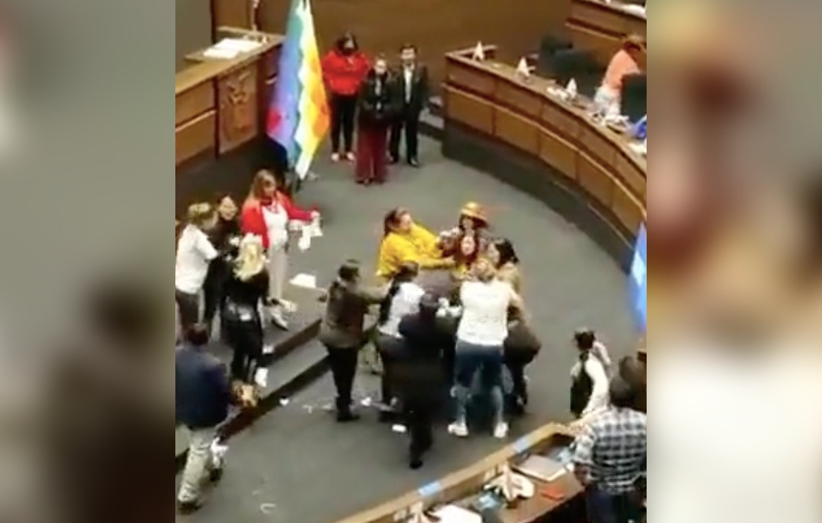 Pelea en el Parlamento de Bolivia (Foto: Twitter/@Datoworld)