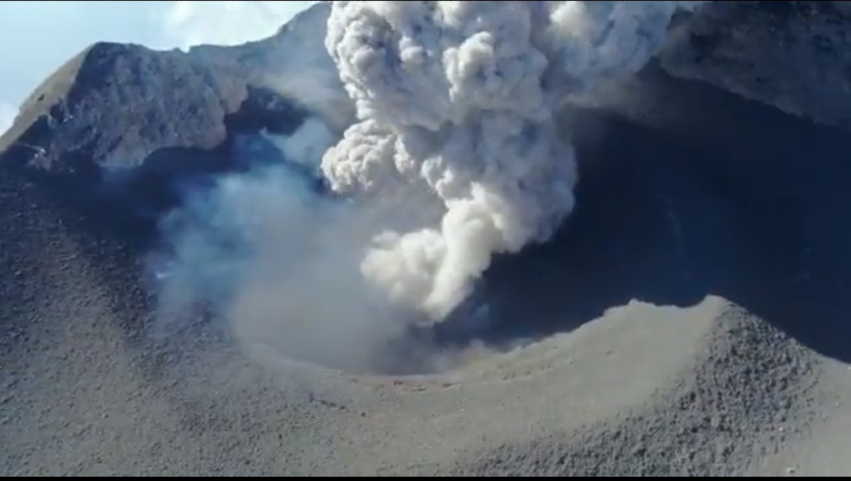 Primeras imágenes del cráter de volcán Popocatépetl tras una semana de actividad. (Captura)