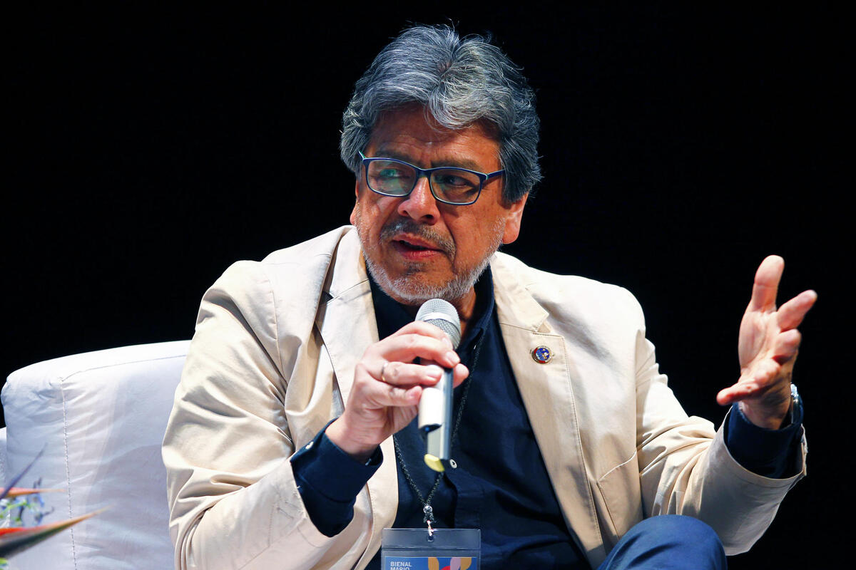 El escritor peruano Fernando Iwasaki participó en la charla “Literatura y violencia política”. (Foto: EFE | Francisco Guasco)
