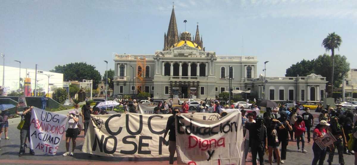 Estudiantes de CUCSH se manifiestan contra cambio de sede en Guadalajara (Diana Barajas)