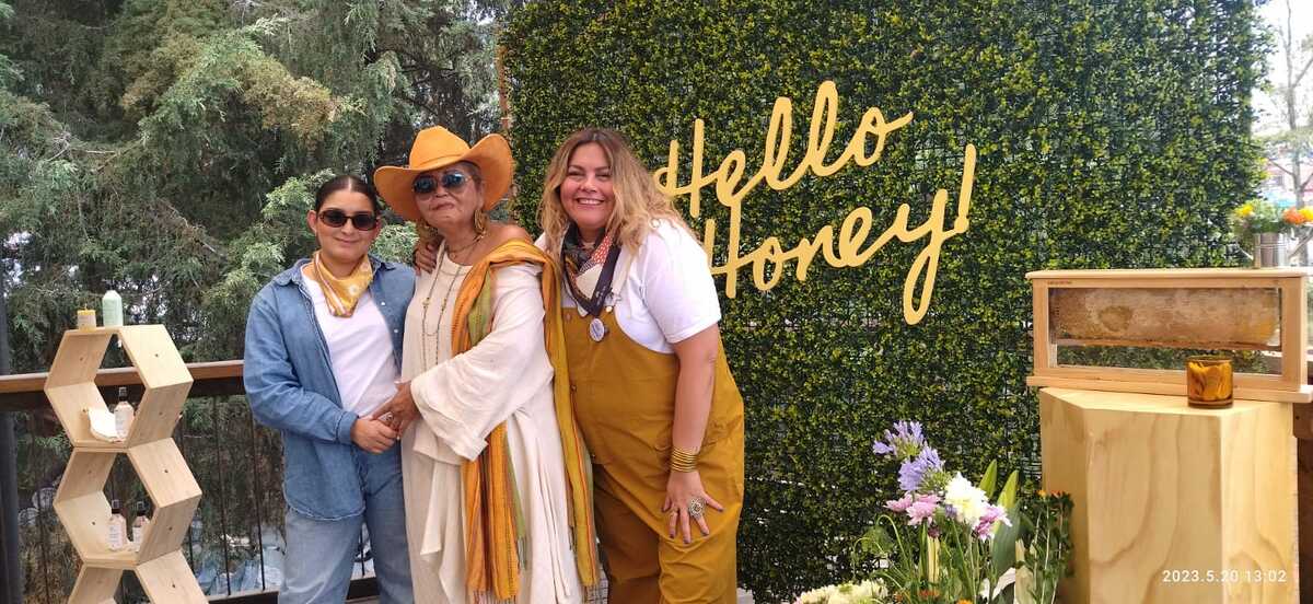 Hilda (al centro) con su nieta Frida (a la izquierda) y su hija Milagros (a la derecha) | Adriana Jiménez
