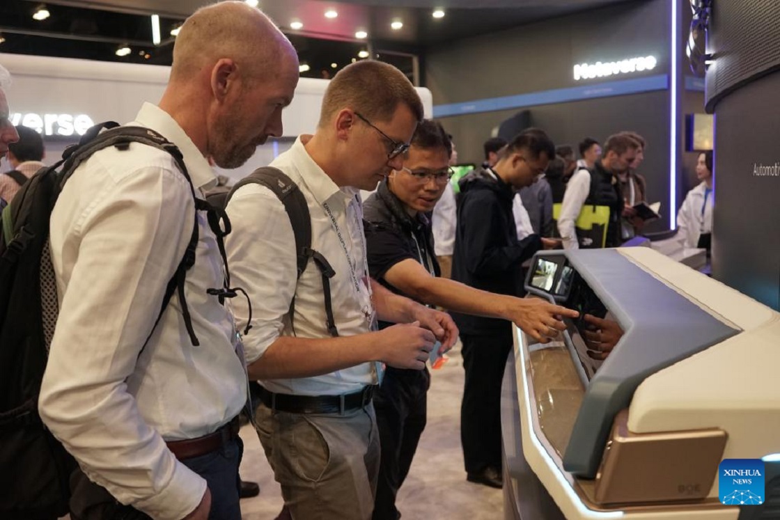 Varias personas visitan la sala de la empresa china BOE Technology Group durante la Display Week 2023 en Los Ángeles, Estados Unidos. (Xinhua)