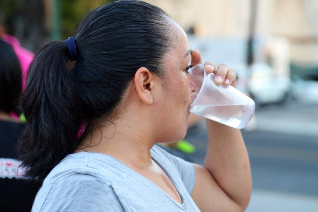 Advierten sobre riesgos de exposición solar y golpe de calor en Colima.