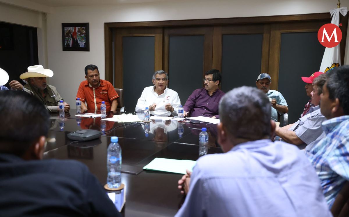 Américo Villarreal con productores de sorgo.