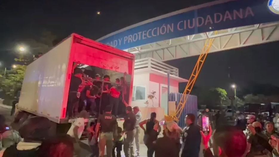 En Chiapas, rescatan a 175 migrantes que viajaban hacinados en la caja de un tractocamión