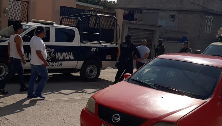Los presuntos delincuentes lo amagaron con arma de fuego.