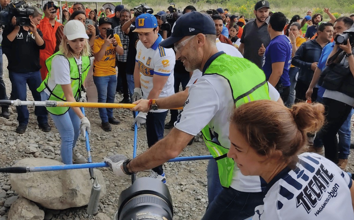Miguel Treviño, Samuel García y Mariana Rodríguez limpian el río Santa Catarina| Orlando Maldonado