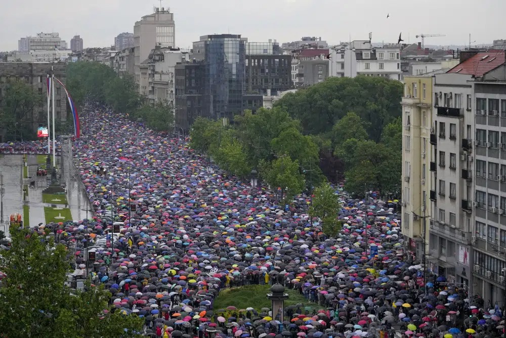 Multitudes antigubernamentales rodean la TV estatal de Serbia para reclamar libertad de prensa | AP