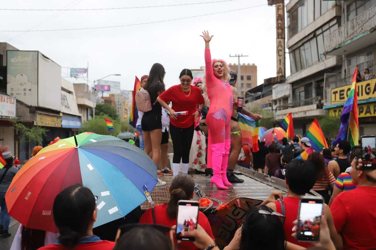 Desde antes de las 17:00 horas, algunas personas ya lucían atuendos extravagantes por ser las Drag Queens del evento. (Rolando Riestra)