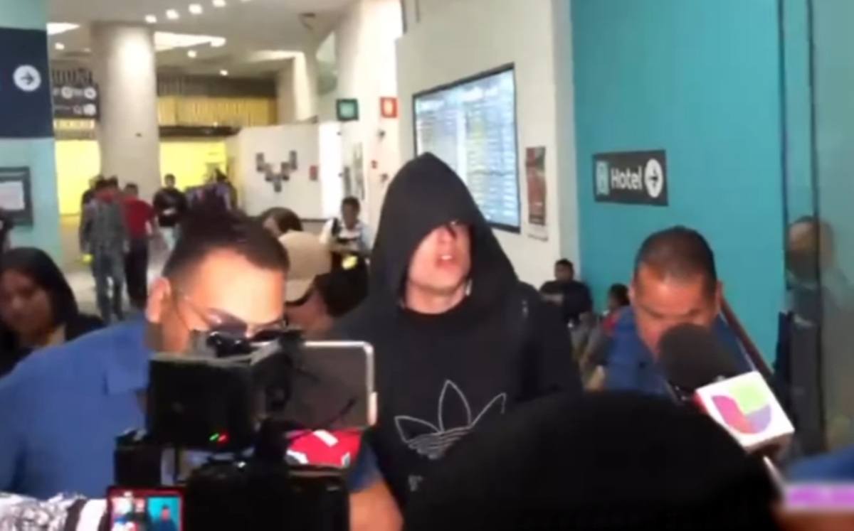 Peso Pluma ignora a la prensa en la CdMx | Especial