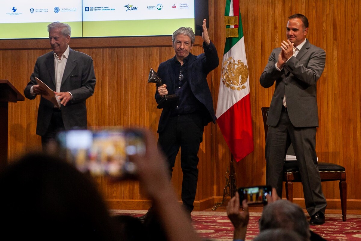 David Toscana, al recibir el Premio Bienal de Novela Mario Vargas Llosa. (Foto: Josué Nando)