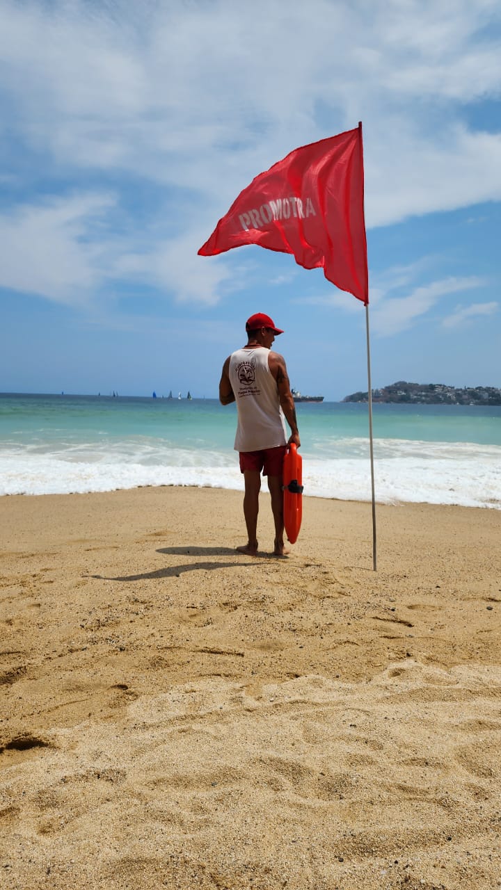 Personal de la Promotora de Playas colocó banderas rojas a lo largo de la bahía del puerto. | Especial