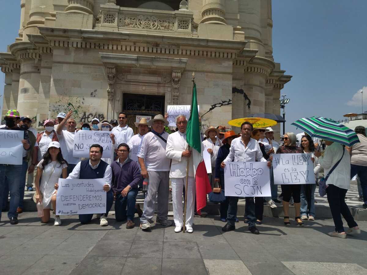 Las personas se reunieron junto a pérgola de la Plaza Independencia y después a un costado del Reloj Monumental (Alejandro Reyes)