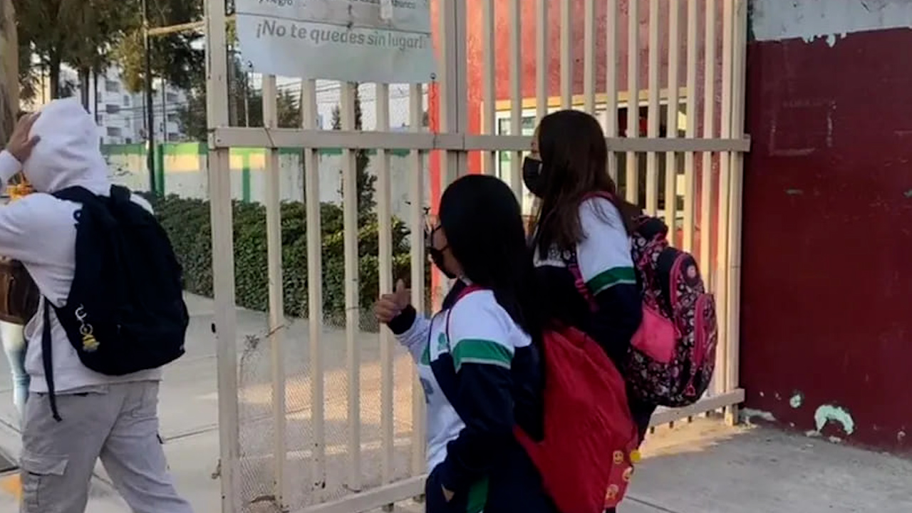 Alumnos regresan a clases presenciales en Puebla