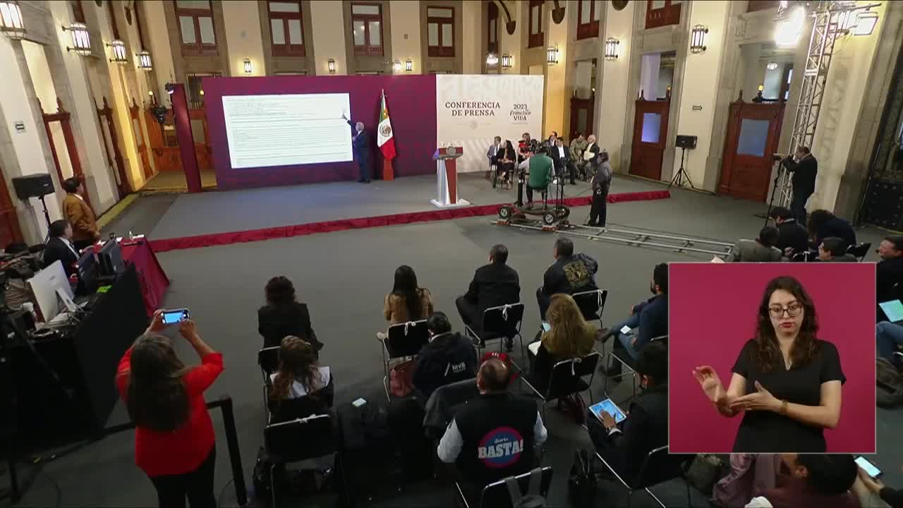 AMLO muestra los ingresos de su esposa Beatriz Muller por venta de libro
