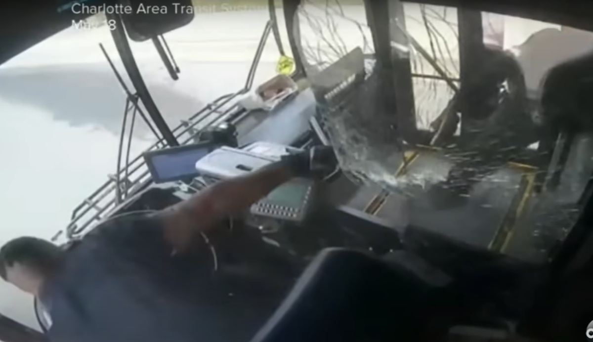 La cámara de seguridad del autobús grabó la balacera. | Captura de video tomado de  ABC7