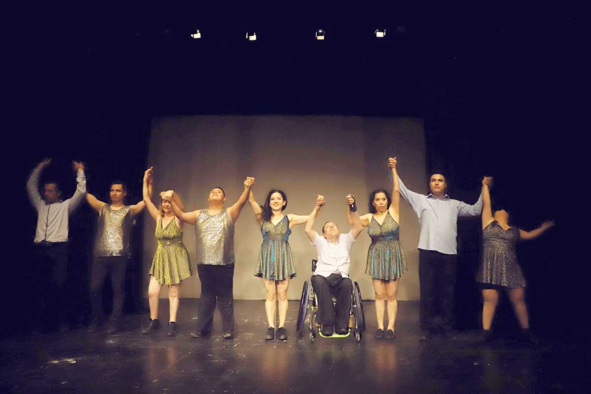 La compañía de bailarines es representa por Karina Solis, directora y coreografa.
