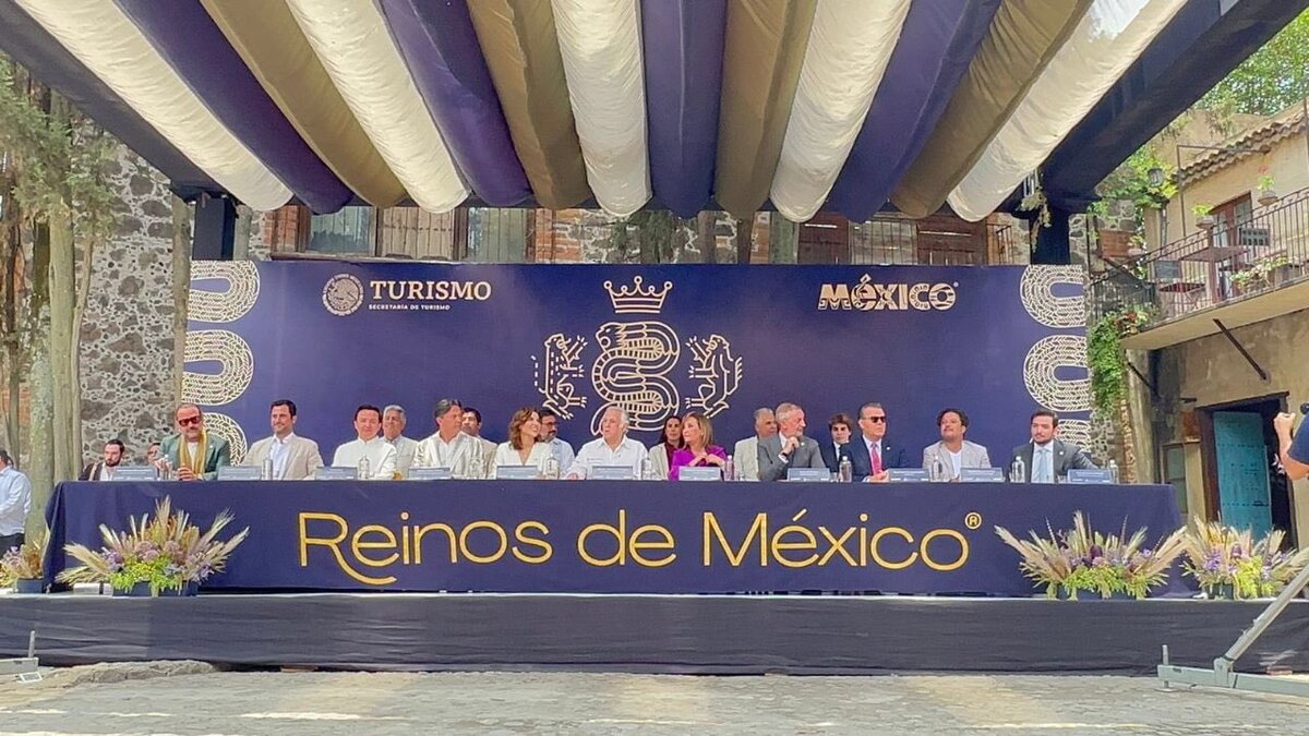Entrega a Val’Quirico del primer distintivo Reinos de México. | Especial