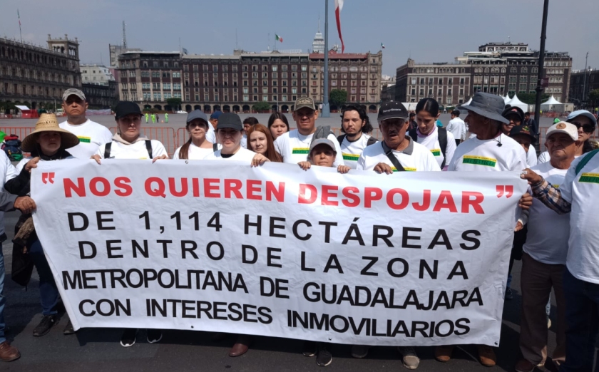 Habitantes de Jalisco sostienen lona donde señalan el despojo de mil 114 hectáreas (César Velázquez)