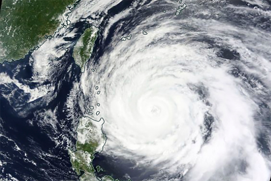 imagen por satélite de la NASA muestra el tifón Mawar acercándose a las provincias norteñas de Filipinas | AP
