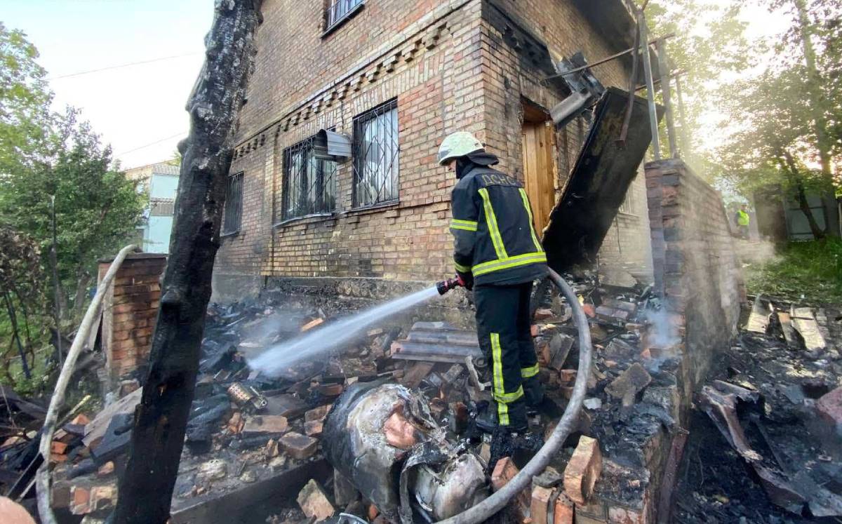 Los misiles rusos provocaron el incendio de una vivienda en Kiev. Foto: (Reuters).