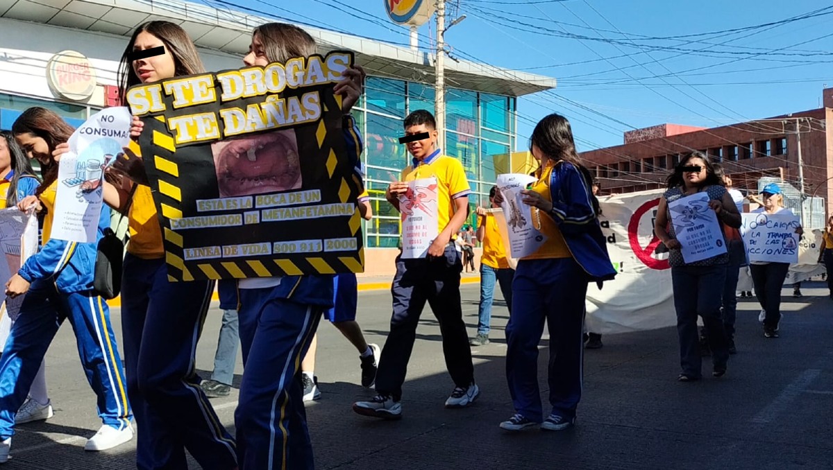 En Nogales, estudiantes marchan contra el consumo del fentanilo. | Marco A. Flores