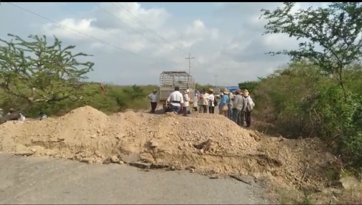 En Oaxaca, manifestantes rompen carretera; exigen frenar invasión de mil 711 hectáreas en disputa. | Ramón Bragaña