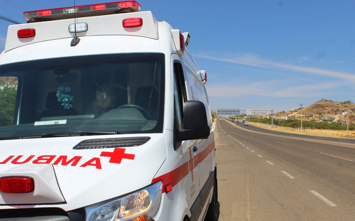Paramédicos de la Cruz Roja trasladaron a la niña al Hospital General de la localidad, donde minutos después murió. (Twitter @CruzRojaDgo)