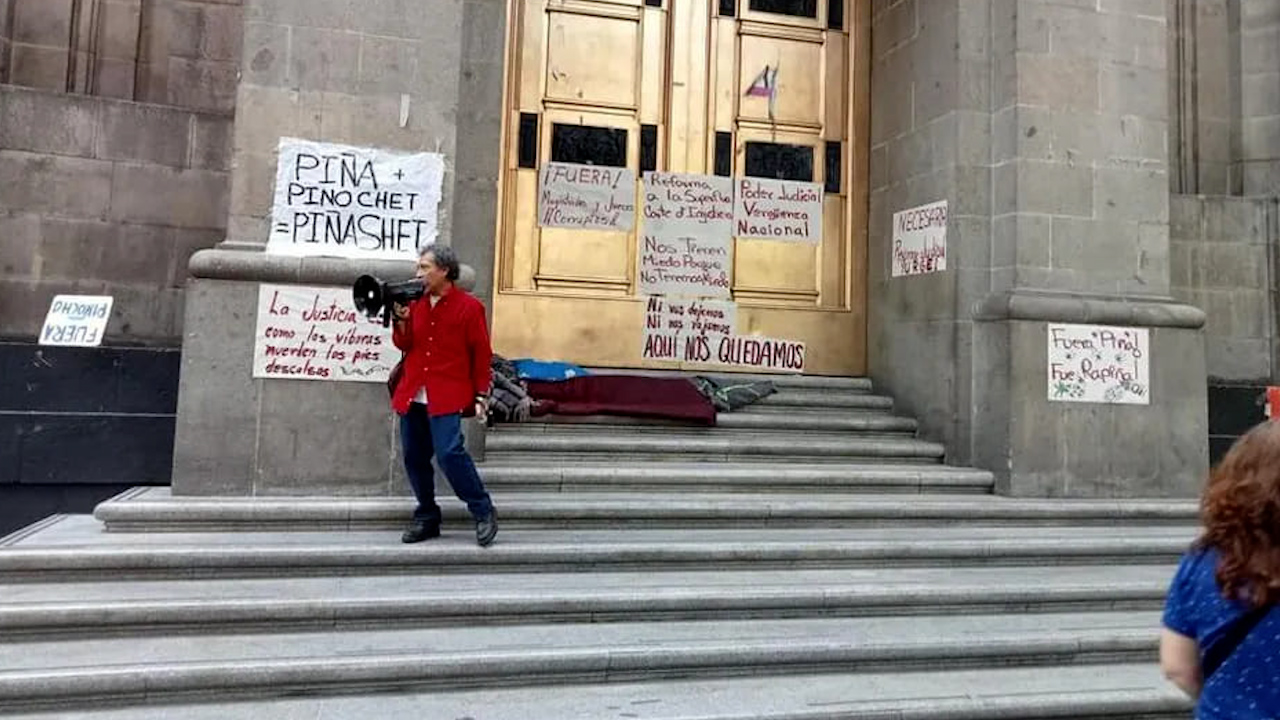 Reinstalan plantón al exterior de la Suprema Corte; recolectan firmas para destituir a ministros