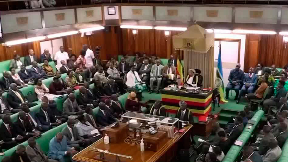 Uganda promulga ley contra derechos LGBT; hay pena de muerte