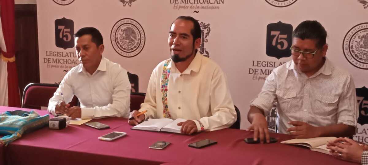 Alcalde de Erongarícuaro acusado de interferir en asambleas indígenas.