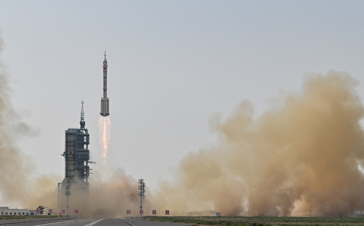 El cohete Long March-2F lleva la misión de vuelo espacial tripulada Shenzhou-16 |AFP